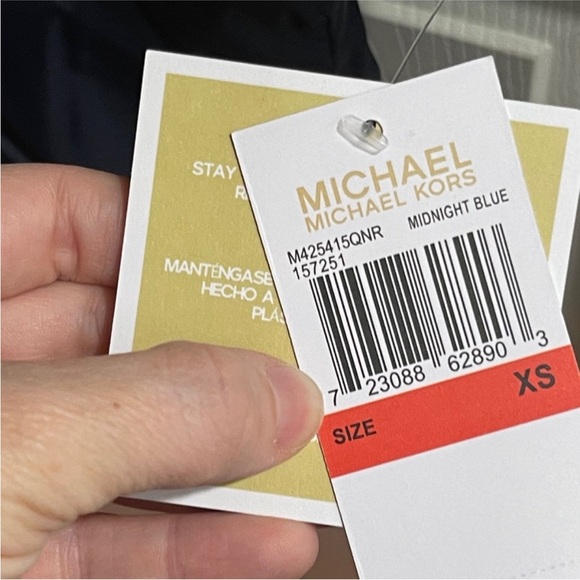 BRAND NEW, a Michael Kors heavy puffer coat, size XS, midnight blue - Picture 6 of 8